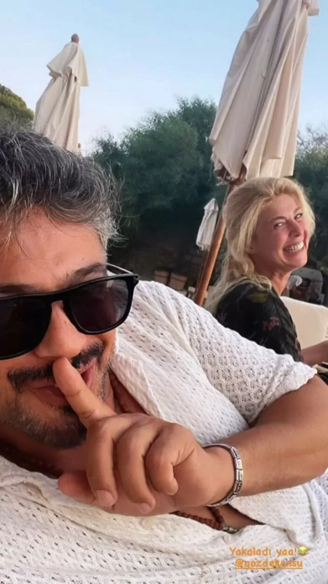 Emre Altuğ ve Gözde Kansu aşk iddialarıyla gündeme gelmiş. Ancak ikili arkadaş olduklarını söylemişti. Son paylaşımları sosyal medyada dikkat çekti ve aşk dedikoduları tekrar gündeme geldi.